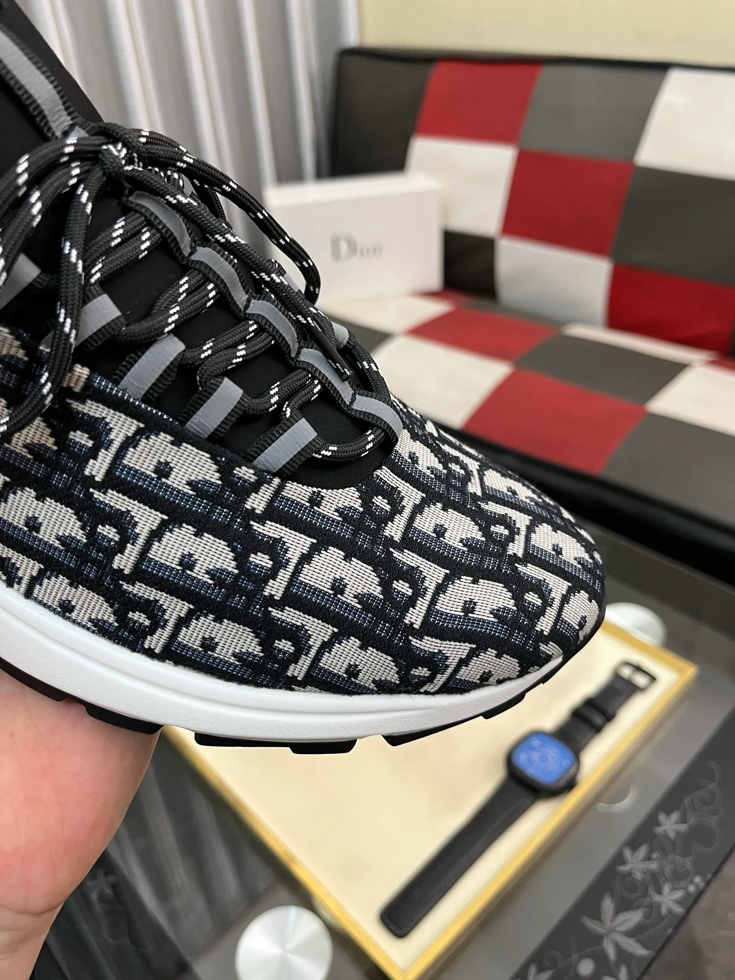 Men's Men's Shoes💰440⌚️⌚️ Dior's casual and sporty style combines the elements of dad's bag-soled shoes, successfully breaking through the dad shoe style that has been on the streets in recent years, and becoming a beautiful landscape in luxury goods. The fabric is high mercerized with breathable mesh, and the mesh on both sides of the shoe is made of three layers of composite technology. The bottom process uses package molding fabrics: imported high mercerized 🐂 cowhide stitching with original customized D-shaped mesh code number: 38-443️⃣Colors available